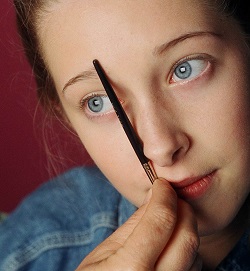 Shaping eyebrows