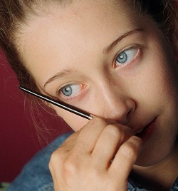 Shaping eyebrows