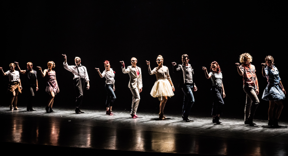 Les Ballets Jazz de Montreal in 'O Balcao de Amor' by Itzik Galili. Photo by Svetla Atanasova.