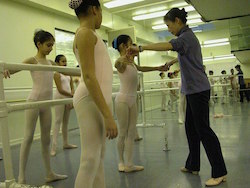 Noriko Hara teaching at Studio Maestro. Photo by Robert Abrams.