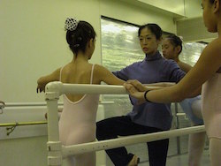 Noriko Hara teaching at Studio Maestro. Photo by Robert Abrams.