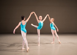 Schülerinnen und Schüler der Elmhurst Ballet School. Foto von Andrew Ross.