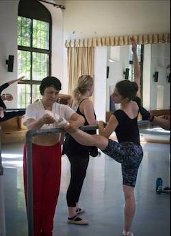 Ernie Corvino teaching at Sarah Lawrence College. Photo by V.G. Powell, courtesy of the Corvino Archives.