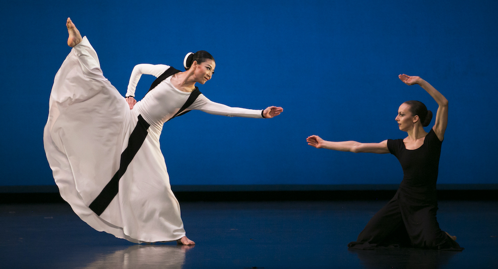 Xin Ying and Anne Souder in Martha Graham's 'Prelude to Action'. Photo by Melissa Sherwood.