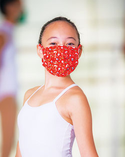 Holiday face mask by Só Dança.