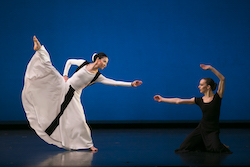 Xin Ying and Anne Souder in Martha Graham's 'Prelude to Action'. Photo by Melissa Sherwood.