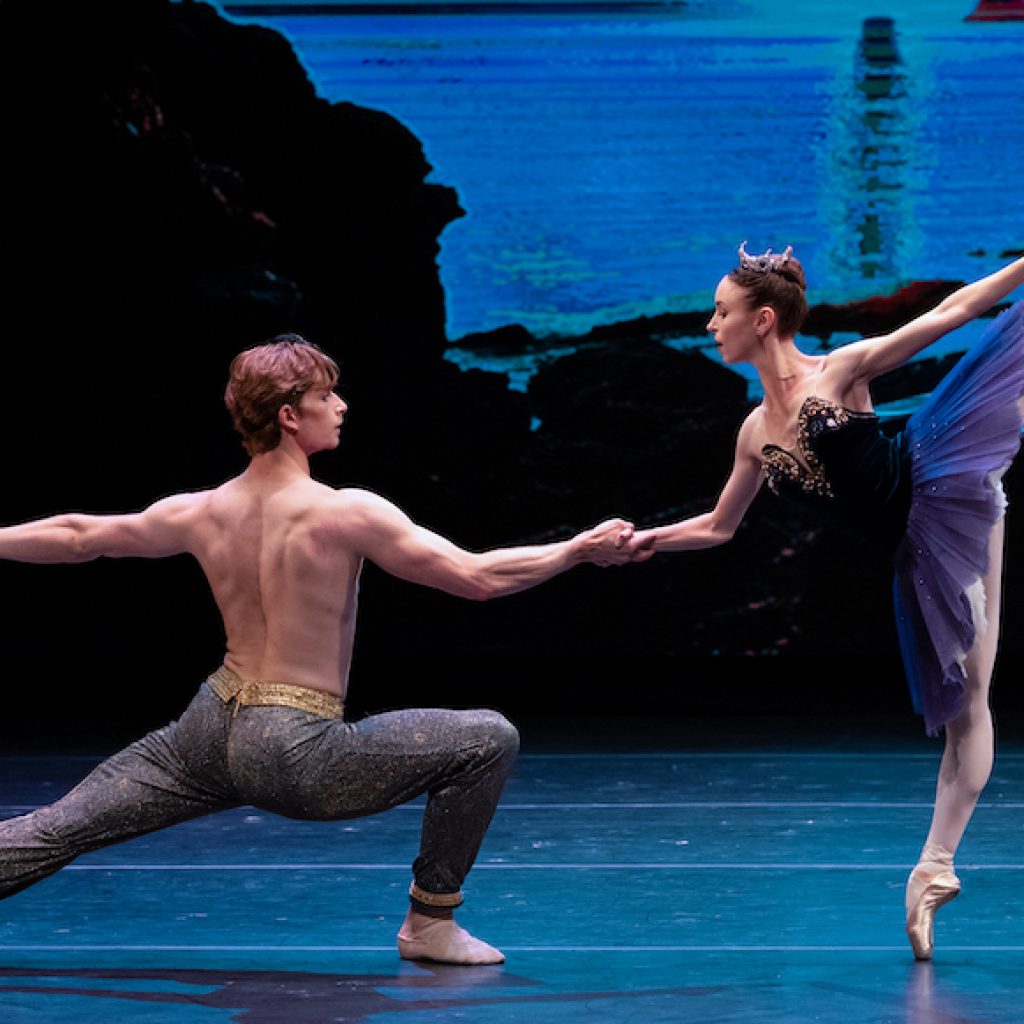 Aran Bell and Skylar Brandt in 'Le Corsaire'. Photo by Paulo Garcia, Danzatlan 2021 Festival Internacional De La Danza.