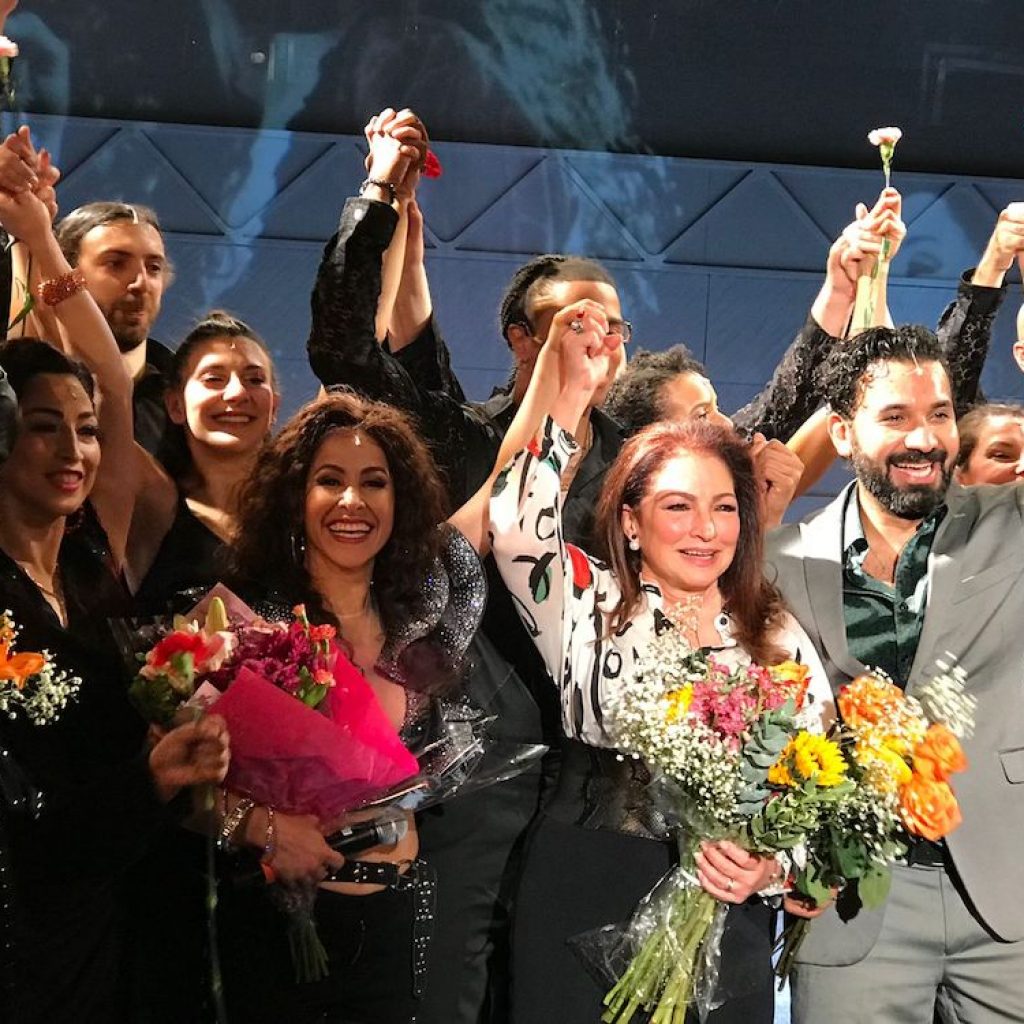 Gloria Estefan with the cast of 'On Your Feet!'.