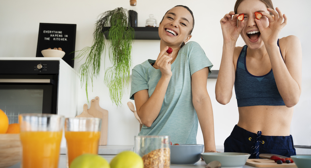 Two women preparing a healthy snack. Image by Freepik.